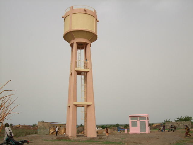 Château d'eau et tête du forage N°1 (à droite)