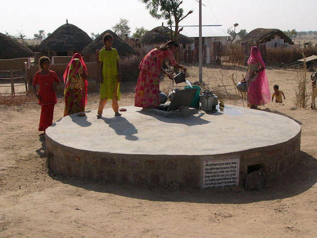 Femmes venant chercher l'eau à la citerne