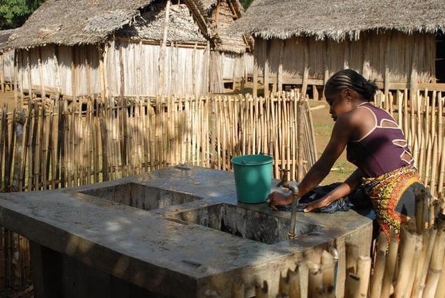 Un lavoir public dans le village d'Ambodiroranga