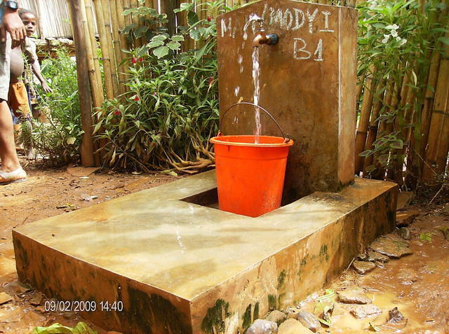 Une borne-fontaine dans le village de Mandroromody