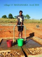 Utilisation de la pompe à pied par une femme du village 13 (©photo: ASAM Lyon)