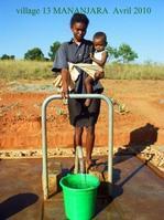 Utilisation de la pompe à pied par une femme du village 13 (©photo: ASAM Lyon)