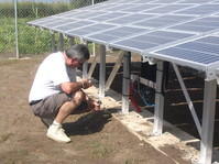Vérification de l'installation des panneaux solaires (© Vivre en brousse)