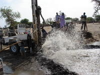 Eau jaillissant autour de la foreuse en action