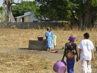 Femmes se rendant au puits