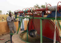 Systeme d'exhaure Boube Akali en fonctionnement (©photo: Association Echanges avec Dogondoutchi-Niger)