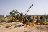 Creusement du puits d'Hadiya avant installation des buses (©photo: Association Echanges avec Dogondoutchi-Niger)