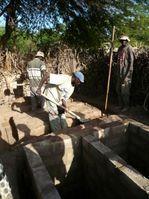 Travaux de maçonnerie pour la construction de la première latrine