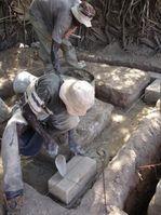 Travail de maçonnerie lors de la construction des latrines
