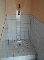 Six blocs toilettes (3 femmes + 3 hommes) et deux douches (1 femme, 1 homme) ont été réalisées dans ce bloc sanitaire.