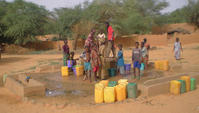 Approvisionnement en eau dans le village d'Anderamboukane.