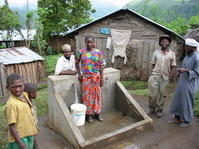 Une fontaine à Koni Djojo (femme + président CGE)