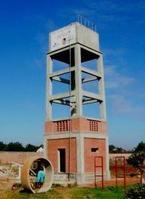 Château d'eau terminé: béton armé et briques.