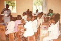 Sensibilisation sanitaire dans les écoles par les agents de développement communautaire du projet.