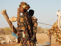 Femme peule wanabé et son enfant, au puits