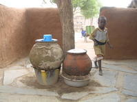 Poste d'eau potable, stockage traditionnel