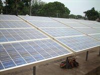 L'énergie électrique de pompage est fournie par les panneaux solaires, et par le réseau électrique.