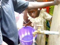 boumba 2012 cette petite fille connait enfin l eau potable au robinet