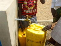 boumba 2012 remplissage de 2 bidons à la borne fontaine