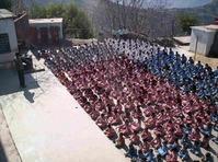 Formation des élèves, rassemblés dans la cour de l’école de Sanghra