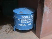 Première poubelle installée dans l'école (@Irha)