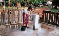 Dame venant s'approvisionner au point d'eau