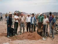 Groupe d'ouvriers préparant le béton à la pelle