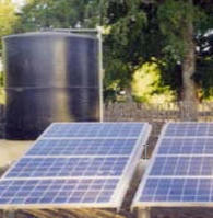 Panneaux solaires et réservoir