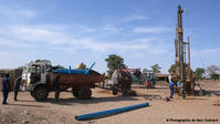 Arrivée du camion chargé de casings pour le tubage du forage, et d'une citerne d'eau pour l'injection de la boue de forage.(© M.