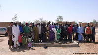 Photo inaugurale de la pompe, avec les villageois.(© M.Guénard)