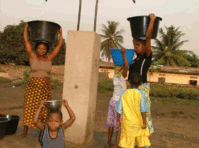 Femmes et enfants viennent s'approvisionner en eau à la borne-fontaine haute.