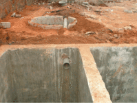 Détail des conduites d'écoulement vers les citernes sur le chantier de construction du bloc sanitaire - Nukafu.