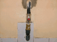 Détail du système de bouton-poussoir installé dans les douches du bloc sanitaire, afin de ne pas gaspiller l'eau.