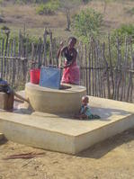 DSC04620-Ambohimaro-Femme-Bébé au puits