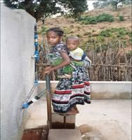 Jeune fille utilisant une pompe à pédale