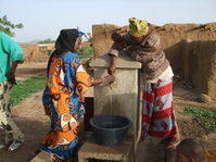 Borne fontaine en cours d'utilisation