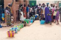 Forte affluence à la borne fontaine