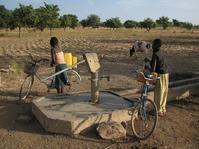 Le délicat arrimage des bidons sur bicyclettes