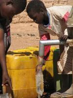 Dames emplissant les bidons d'eau. Tanghin-Dassouri