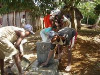 Travaux collectifs: réalisation par les villageois d'une des bornes-fontaines; encadrement assuré par l'entrepreneur de travaux.