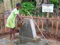 Demoiselle puisant l'eau à la nouvelle borne-fontaine de Vohitrandriana