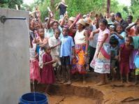 La population joyeuse devant l'eau qui coule du réservoir nouvellement créé - Tanambao