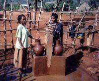 Femmes à une borne fontaine